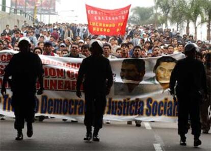 Centenares de obreros de la construcción se manifiestan en la avenida Vía Expresa de Lima.