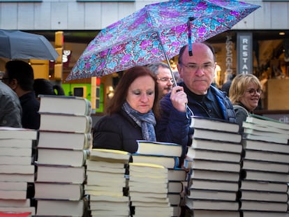 Una parada de libros durante el día de Sant Jordi de 2019