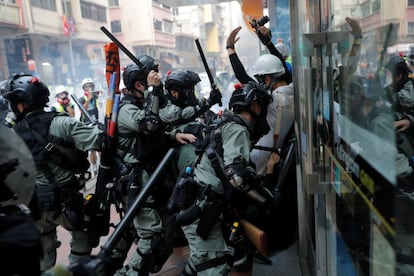 La policía antidisturbios reprime a los manifestantes antigubernamentales durante una manifestación en el distrito de Wan Chai, en Hong Kong, tras la celebración en el territorio autónomo de los 70 años del régimen comunista chino.