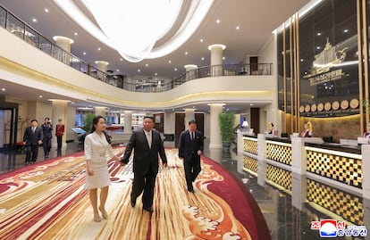 El líder norcoreano Kim Jong-un y su hija Kim Ju-ae caminan dentro de un hotel durante una ceremonia para celebrar la finalización de la Zona Turística Costera de Wonsan-Kalma, en Wonsan, (Corea del Norte), este martes.