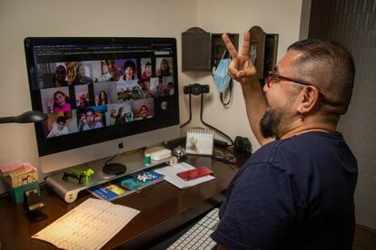 En su casa, David Chamorro, profesor de inglés desde quinto básico al último curso, imparte una clase virtual. Durante los meses de pandemia ha aprendido a conocer a sus estudiantes: “Estuvimos todos muy solos –ellos muy solos en sus casas, con sus papás trabajando a dos metros como locos–, y conversamos mucho. Surgió una relación de confianza. Conocieron mi cocina, a mi perro. Y ellos me mostraron sus casas y también sus angustias. Esa conexión dio resultados, porque se involucraron con el ramo y, finalmente, aprendieron mucho”.
