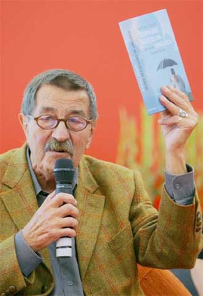 Günter Grass sostiene uno de los libros de Amitav Ghosh.