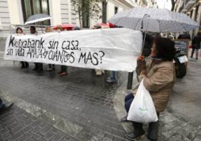 Afectados por las hipotecas se concentran este mediodía a las puertas del Congreso de los Diputados convocados por la Plataforma de Afectados por la Hipoteca (PAH).