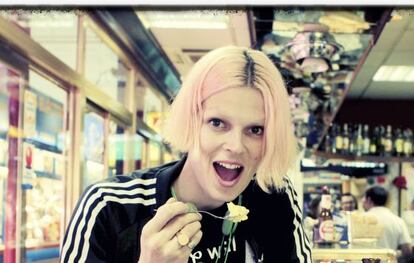 Bimba Bosé en la barra de Casa Dani, en el mercado de la Paz, delante de una caña y un pincho de tortilla.