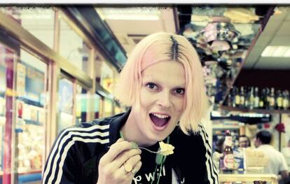 Bimba Bos&eacute; en la barra de Casa Dani, en el mercado de la Paz, delante de una ca&ntilde;a y un pincho de tortilla. 