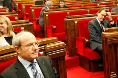 El presidente de la Generalitat, José Montilla, y el presidente de CiU, Artur Mas, en el pleno monográfico sobre la crisis en el Parlament.