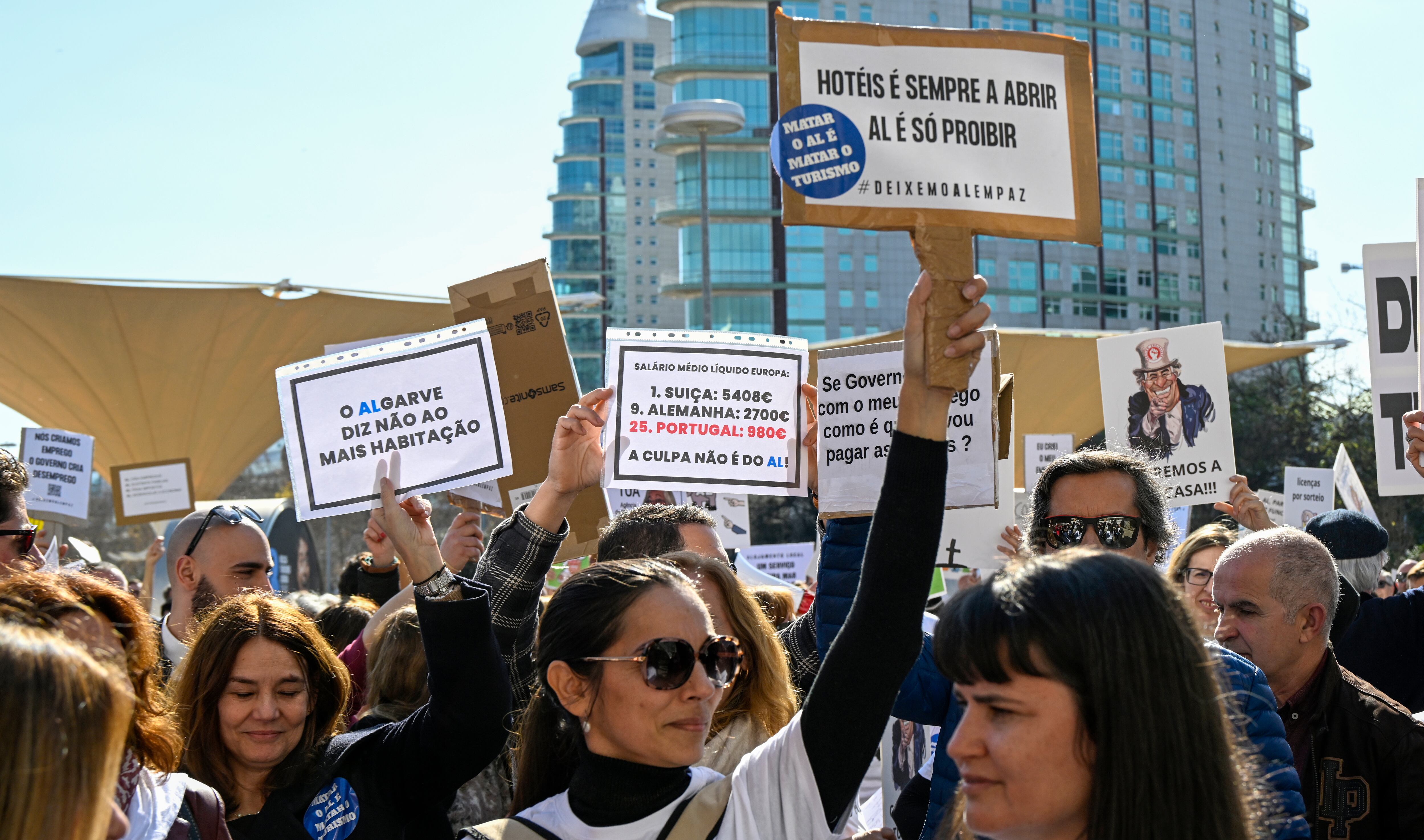 Protestas en Lisboa contra las restricciones a los pisos turísticos.