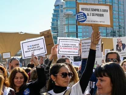 Protesta contra el veto a nuevos pisos turísticos en ciudades portuguesas, celebrada en marzo en Lisboa.