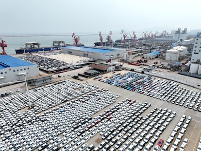 Coches a la espera de ser exportados en un puerto en Lianyungang (provincia oriental china de Jiangsu), el pasado domingo. 