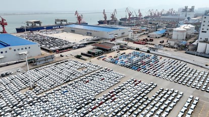 Coches a la espera de ser exportados en un puerto en Lianyungang (provincia oriental china de Jiangsu), el pasado domingo.