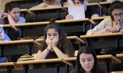 Alumnos durante la prueba de Selectividad en la Complutense, el pasado junio. 