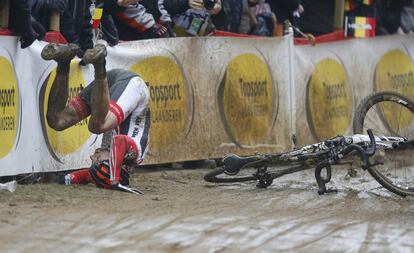 El corredor austriaco Karl Heinz Gollinger sufre una caída durante el campeonato del mundo de ciclocross que se disputa en Heusden-Zolder, Bélgica.