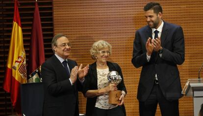 Manuela Carmena, este jueves en el Ayuntamiento de Madrid junto a Florentino Pérez y Felipe Reyes.