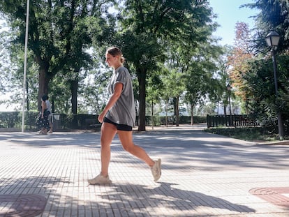 Algunas personas pasean por el Parque del Oeste, el 30 de septiembre en Madrid.