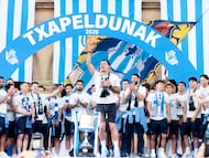 Los jugadores de la Real Sociedad celebran la victoria en la final Copa del Rey, este lunes en San Sebastián.