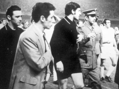 Guruceta, sale escoltado tras el polémico penalti en el Camp Nou, en 1970. (RAFA SEGUÍ)