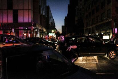 Un policía controla el tráfico en la Octava Avenida tras el apagón.