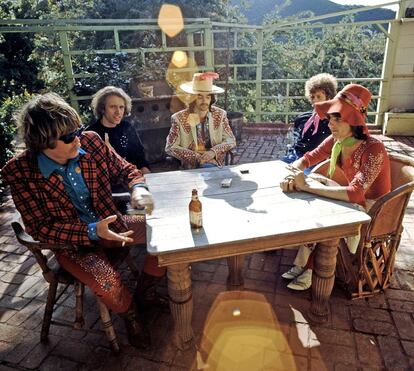 Michael Clarke, Pete Kleinow, Chris Ethridge, Chris Hillman y Gram Parsons, The Flying Burrito Brothers, en 1969 vistiendo Nudie Suits.