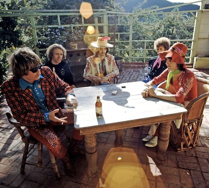 Michael Clarke, Pete Kleinow, Chris Ethridge, Chris Hillman y Gram Parsons, The Flying Burrito Brothers, en 1969 vistiendo Nudie Suits.