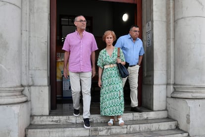 Familiares de Aurora Picornell y las hermanas Pascual acuden al juzgado para ratificar su denuncia por delito de odio contra el presidente del Parlament balear, Gabriel Le Senne, este jueves en Palma.