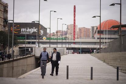 Centre comercial ubicat al costat de la zona esportiva dedicada al bàsquet.