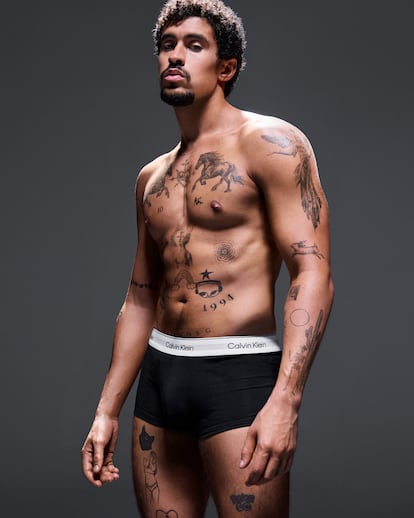 La nueva campaña primavera 2025 de Calvin Klein protagonizada por Bad Bunny.