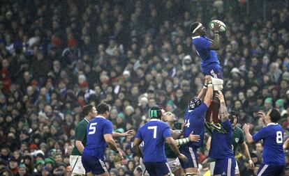 El francés Yannick Nyanga gana el 'line out'.