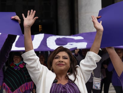 Clara Brugada frente al Palacio de Bellas Artes en Ciudad de México, el 17 de octubre.