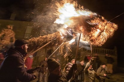 Fiesta de los Fachòs en Castro Caldelas (Ourense). En la víspera de la celebración de san Sebastián, el 19 de enero, cientos de personas salen con los haces de paja, fachòs, les prenden fuego y recorren el casco histórico del pueblo. Al final del recorrido se hace una gran hoguera.