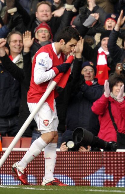 Cesc Fabregas celebra su gol de penalti