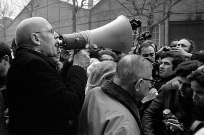 Foucault y Jean Paul Sartre protestan por el asesinato de Pierre Overney, un trabajador de Renault que murió en 1972 a manos de un agente de seguridad mientras repartía panfletos políticos.