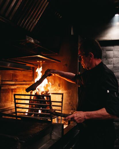 La parrilla sobre carbones y brasas de encina.