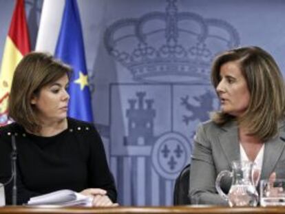 La ministra de Empleo, Fátima Báñez (derecha) junto a la vicepresidenta del Gobierno, Soraya Sáenz de Santamaría, en una rueda de prensa del Consejo de Ministros.