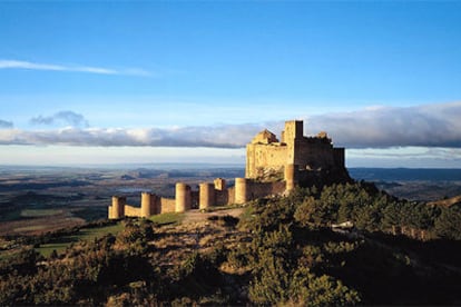 El castillo de Loarre, construido hacia 1033 y 1071, conserva prácticamente la totalidad de su fábrica original (sólo alrededor de un 4% ha sido restaurado).