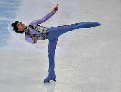 El japonés Yuzuru Hanyu realiza una pirueta.