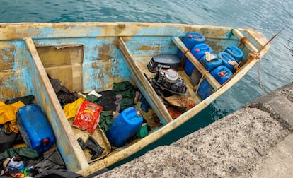 En un cayuco, el combustible se almacena en contenedores de plástico azul, en la popa de la embarcación. La hélice del motor entra en contacto con el agua a través de un agujero en el fondo del casco, por lo que a menudo provoca que el barco se inunde. La mezcla de gasolina y agua de mar produce una reacción química que ocasiona quemaduras graves al entrar en contacto con la piel de las personas que van a bordo. En la imagen, un cayuco mauritano el 27 de marzo de 2022 en el Puerto de los Cristianos, en Tenerife.