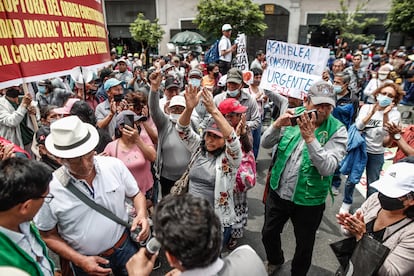 Miles de peruanos salieron a las calles después de que el presidente, Pedro Castillo, anunciara la disolución del Congreso y la imposición de un "Gobierno de excecpión". Algunos mostraron su apoyo al mandatario, mientras que otros tantos condenaron su decisión. En la imagen, simpatizantes de Castillo celebran el cierre del Congreso, en Lima, el 7 de diciembre de 2022. 