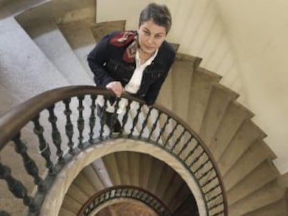 La autora del estudio, Estefan&iacute;a Lodeiro, en las escaleras del Museo do Pobo Galego.