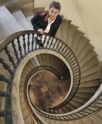 La autora del estudio, Estefanía Lodeiro, en las escaleras del Museo do Pobo Galego.