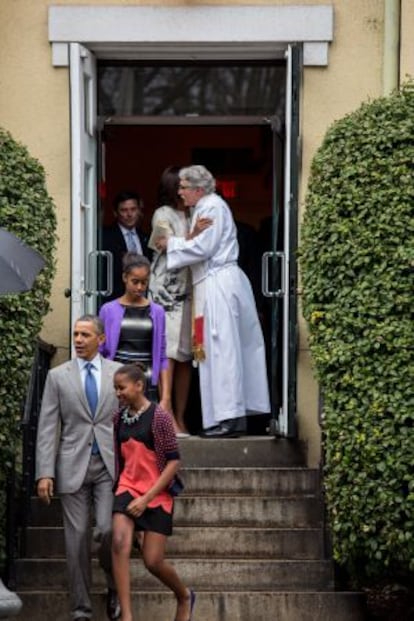 La familia Obama junto al reverendo Luis León el pasado 31 Marzo de 2013 al salir de la iglesia San John en Washington.