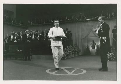 Gabriel García Márquez acepta el Premio Nobel de Literatura de 1982 en Estocolmo, Suecia.