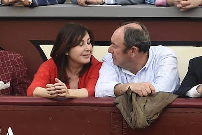 Carmen Martínez Bordiu y Luis Miguel Rodríguez en los toros en mayo de 2016, en la plaza de Las Ventas de Madrid.