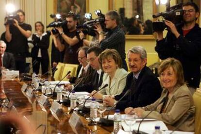 La ministra de Educación, María Jesús San Segundo (tercera por la derecha), junto al secretario general Alejandro Tiana y varios consejeros de Educación.