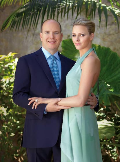 El 23 de junio de 2010, el palacio de Mónaco anunciaba el compromiso entre Alberto II y Charlene Wittstock cuatro años después de que iniciaran su romance. El príncipe le dio un anillo de compromiso de tres quilates en forma de pera en el centro y diamantes redondos alrededor diseñado por el joyero Repossi. Para celebrar su compromiso, difundieron esta imagen.