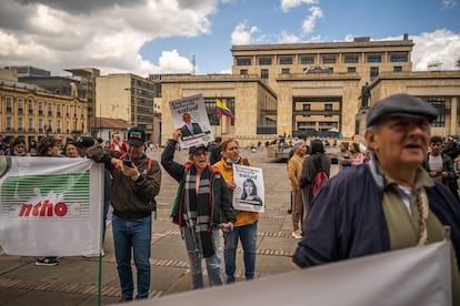 Manifestantes cantan arengas en un plantón a favor de la reforma de Salud, en Plaza de Bolívar (Bogotá), el 19 de abril.