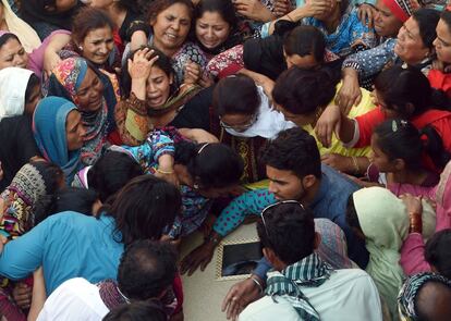 Cristianos paquistaníes lloran durante el funeral por una víctima de la explosión del atentado suicida en Lahore.