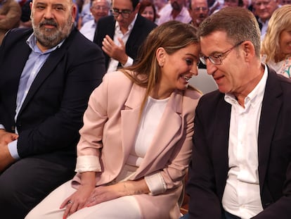 El presidente del Partido Popular, Alberto Núñez Feijóo (derecha), conversa con la presidenta del PP balear, Marga Prohens, el jueves en Palma.