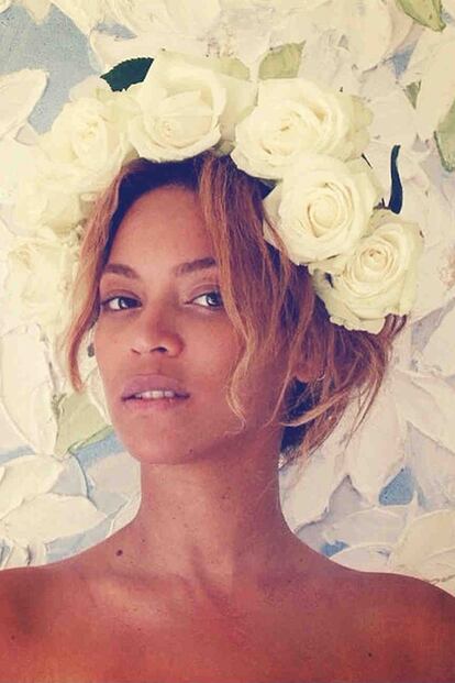 Pero la verdadera reina de las maxicoronas florales es Beyoncé. En el Instagram de la cantante es fácil toparse con instantáneas protagonizadas por el accesorio y el videoclip Hymn for the weekend, su tema junto a Coldplay, dejó claro que no hay mejor forma de coronar a 'Queen B' que con un buen puñado de flores.