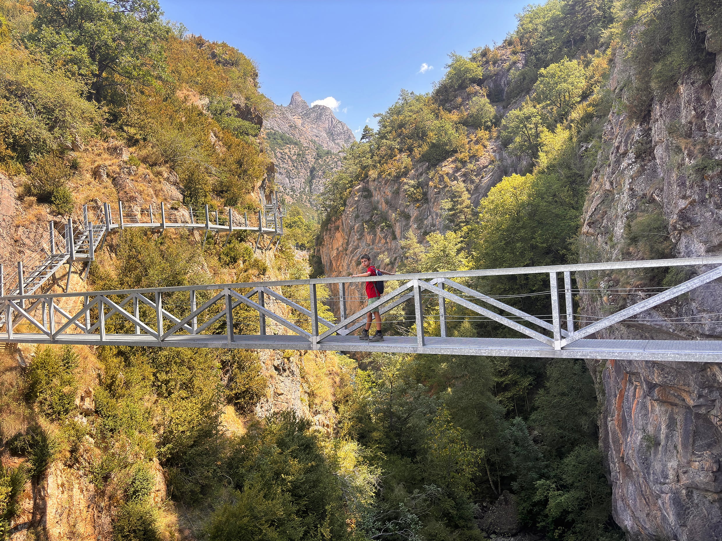 Actividades en familia por el valle de Tena: trenes de montaña, pasarelas y senderismo 