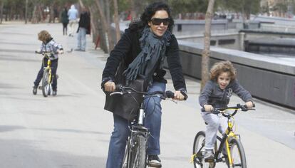 Ciclistas en el parque lineal del Manzanares.